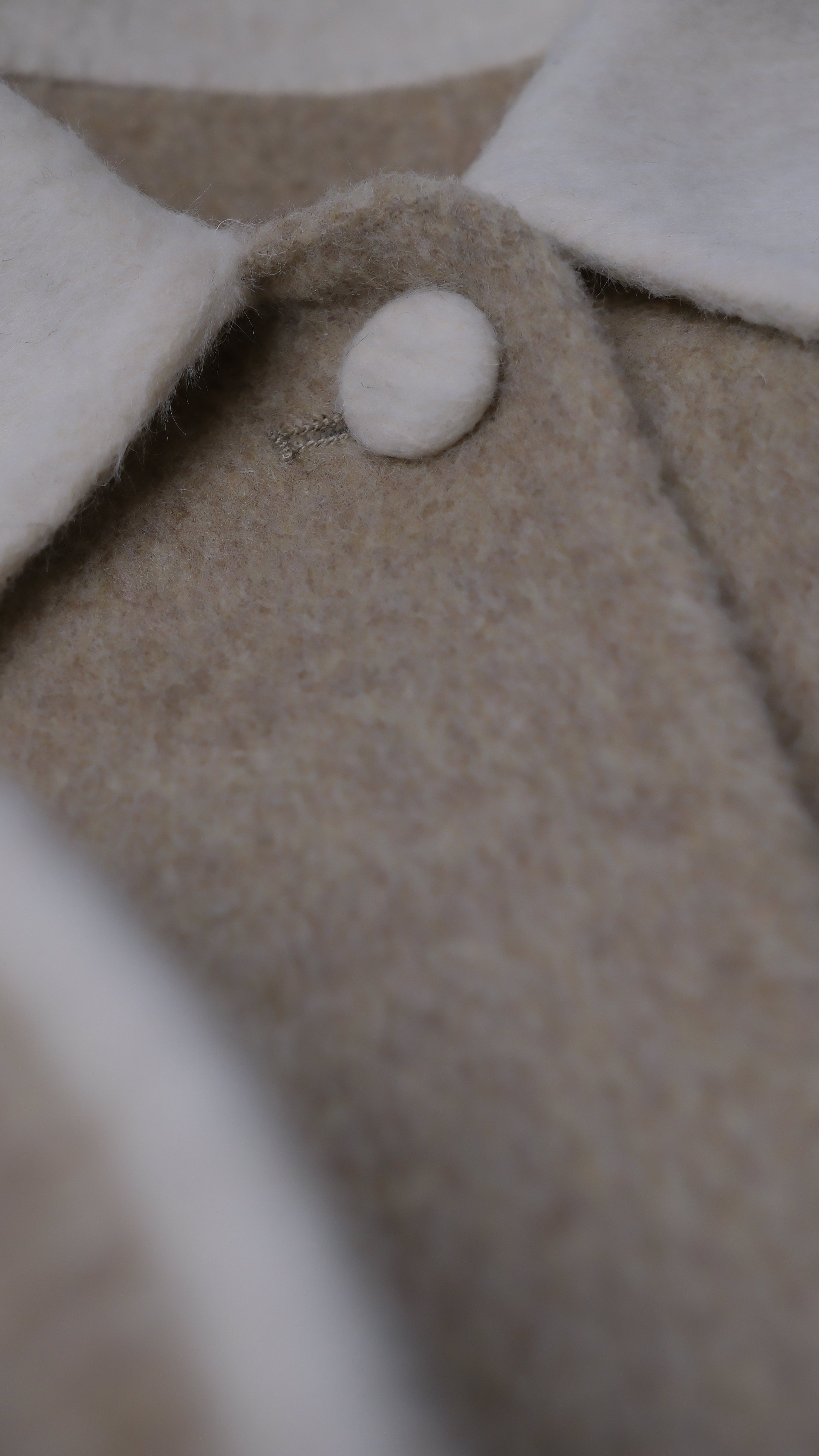 Relaxed Silhouette Mid length 100% Sheep wool coat - Two-Tone Small Point Collar