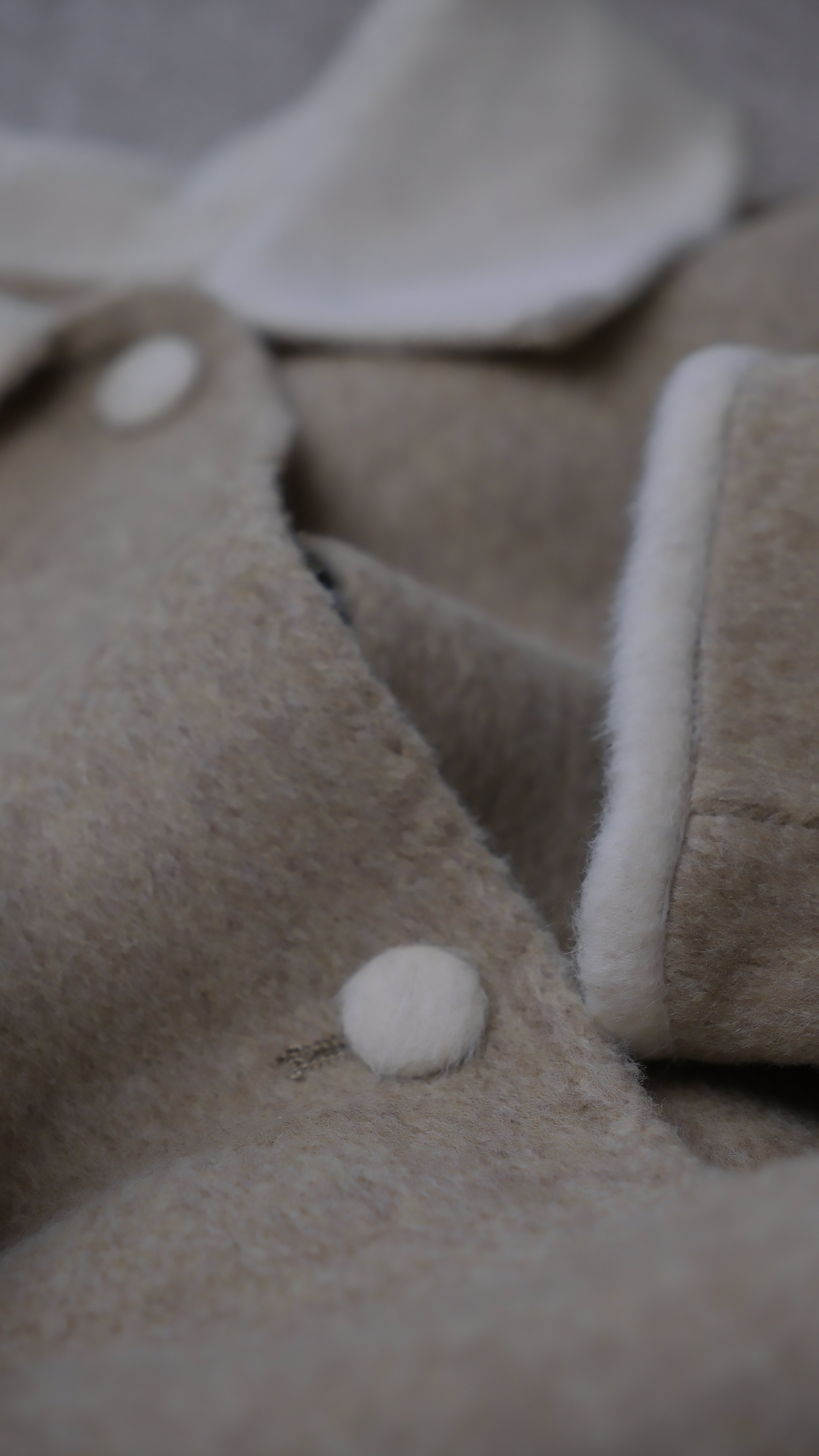 Relaxed Silhouette Mid length 100% Sheep wool coat - Two-Tone Small Point Collar
