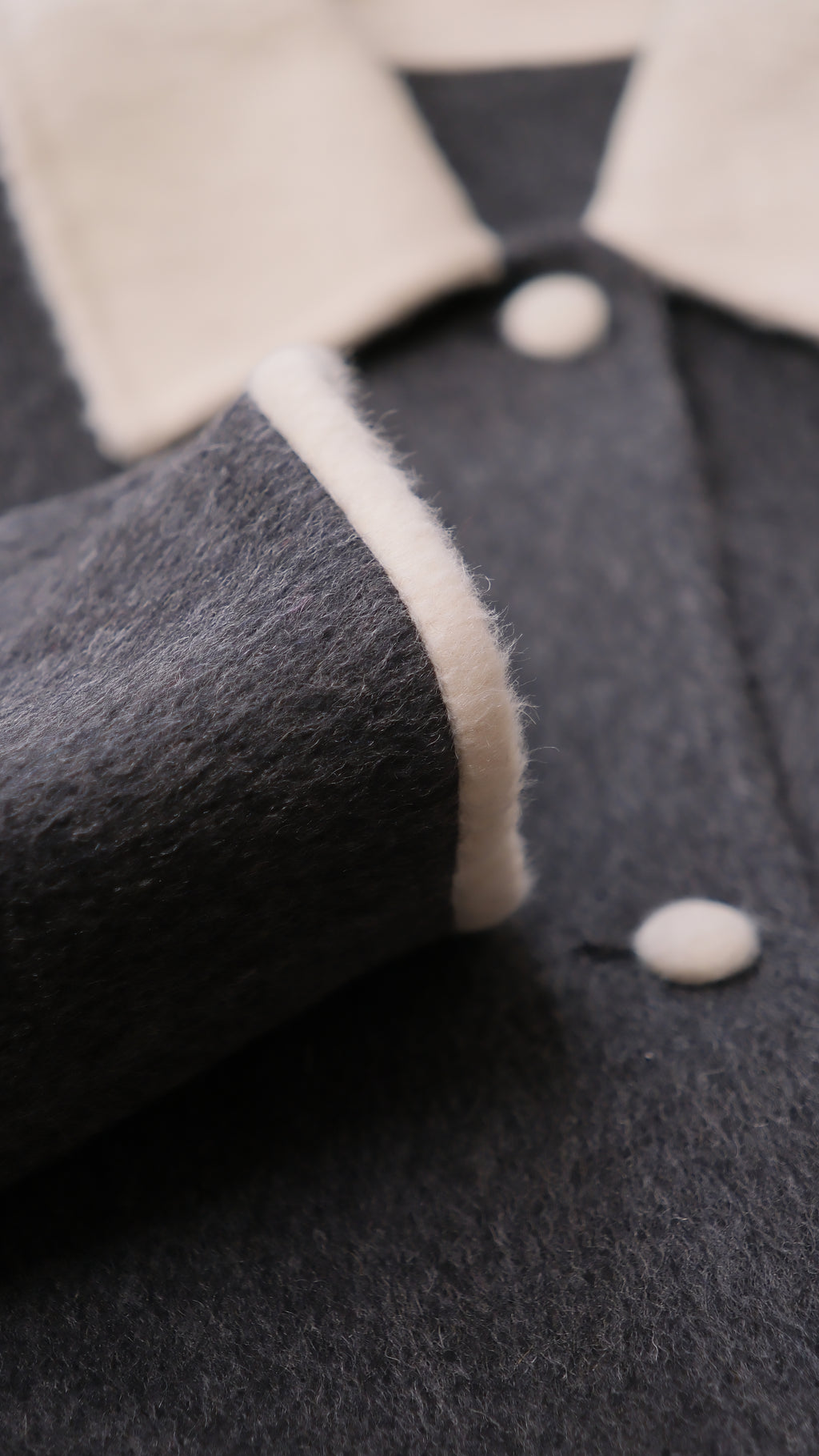Relaxed Silhouette Mid length 100% Sheep wool coat - Two-Tone Small Point Collar