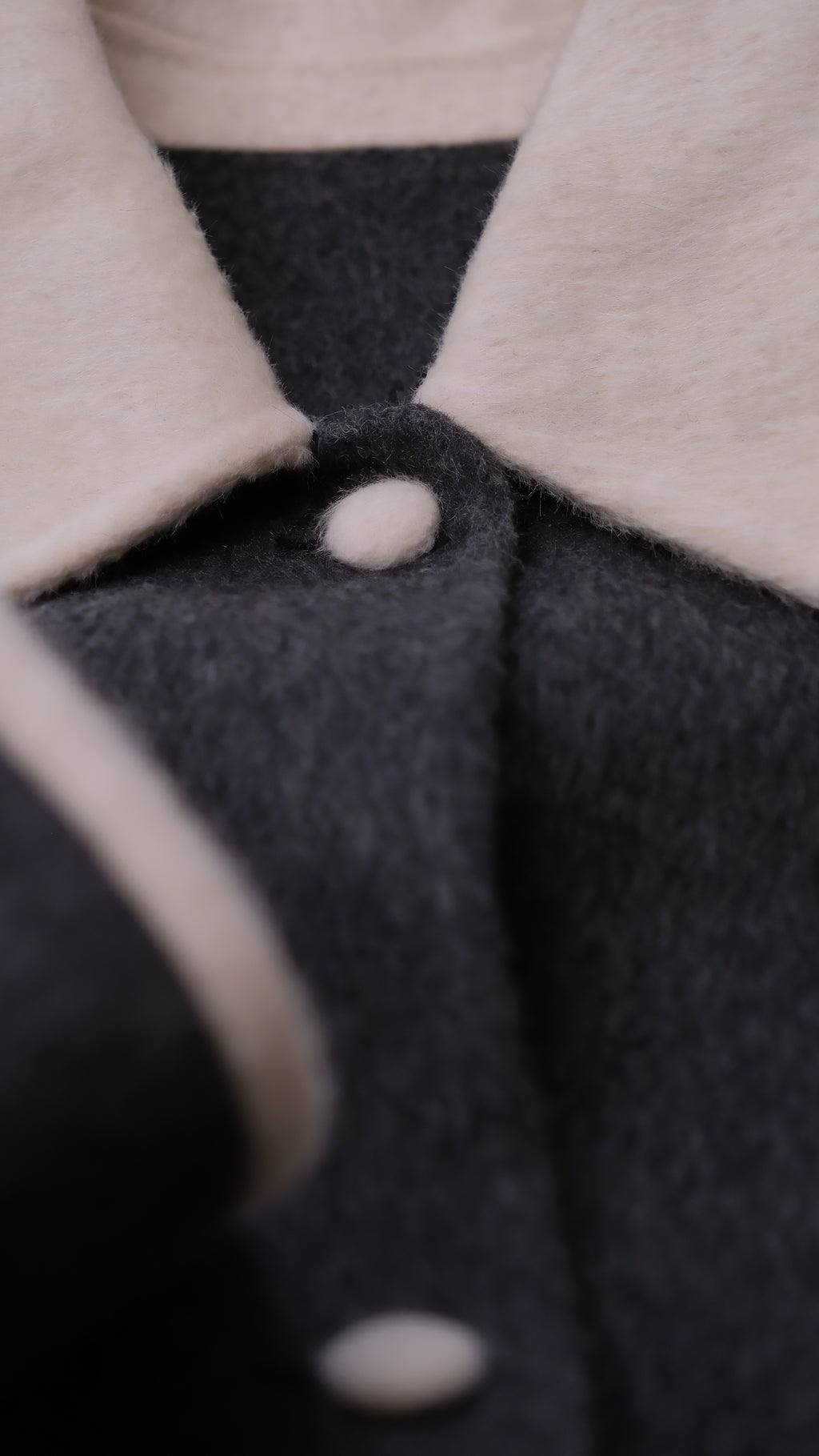 Relaxed Silhouette Mid length 100% Sheep wool coat - Two-Tone Small Point Collar