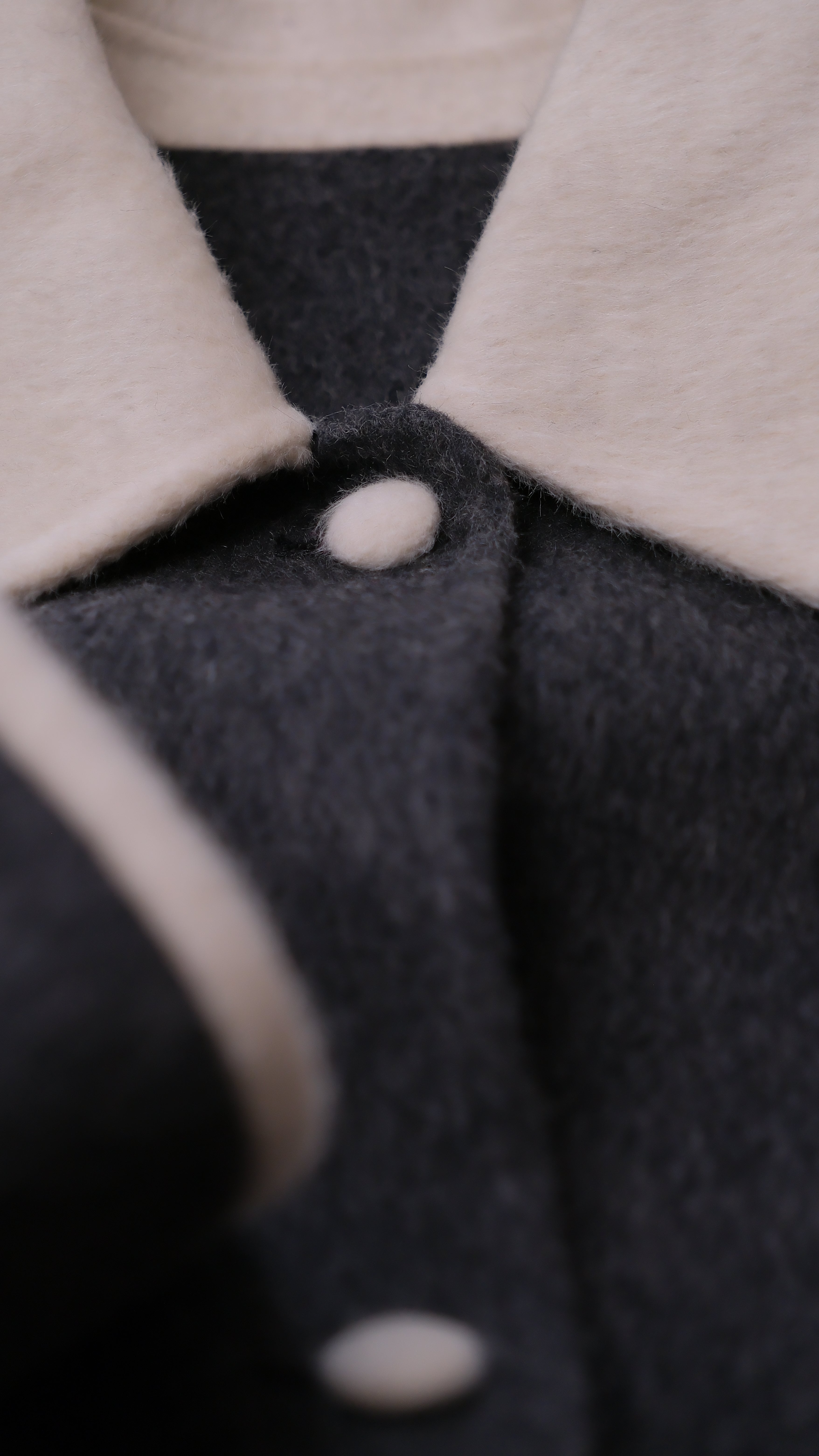 Relaxed Silhouette Mid length 100% Sheep wool coat - Two-Tone Small Point Collar