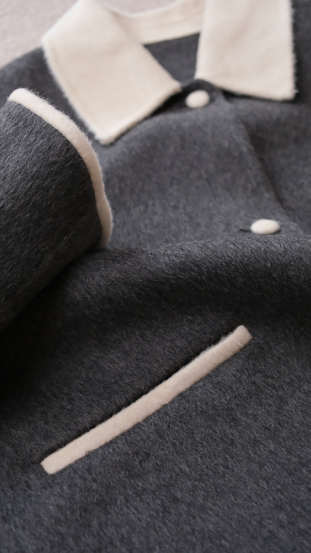 Relaxed Silhouette Mid length 100% Sheep wool coat - Two-Tone Small Point Collar