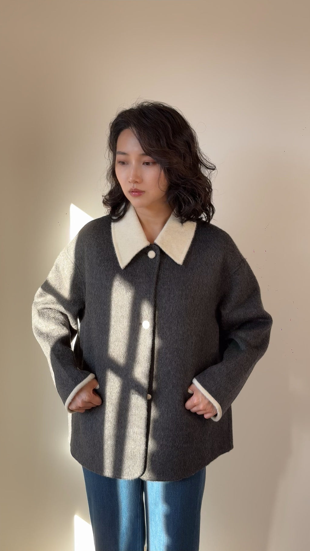 Relaxed Silhouette Mid length 100% Sheep wool coat - Two-Tone Small Point Collar