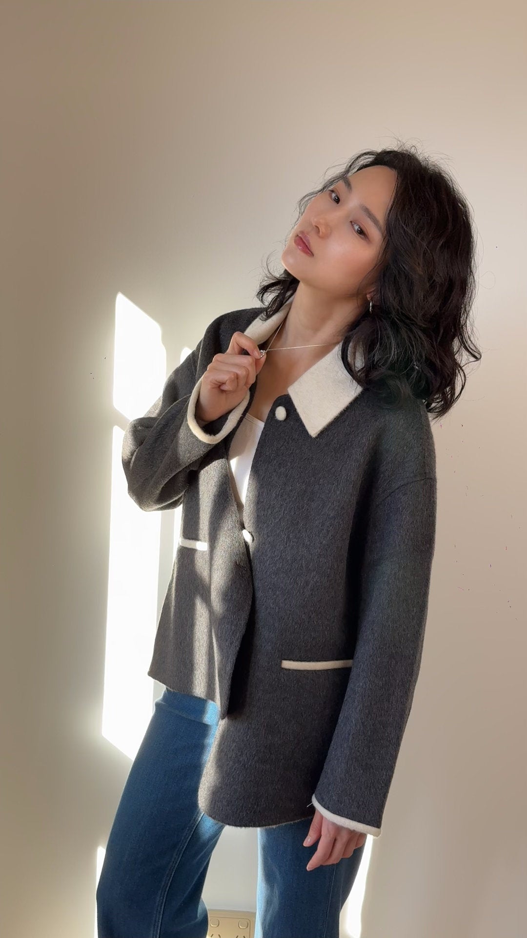 Relaxed Silhouette Mid length 100% Sheep wool coat - Two-Tone Small Point Collar
