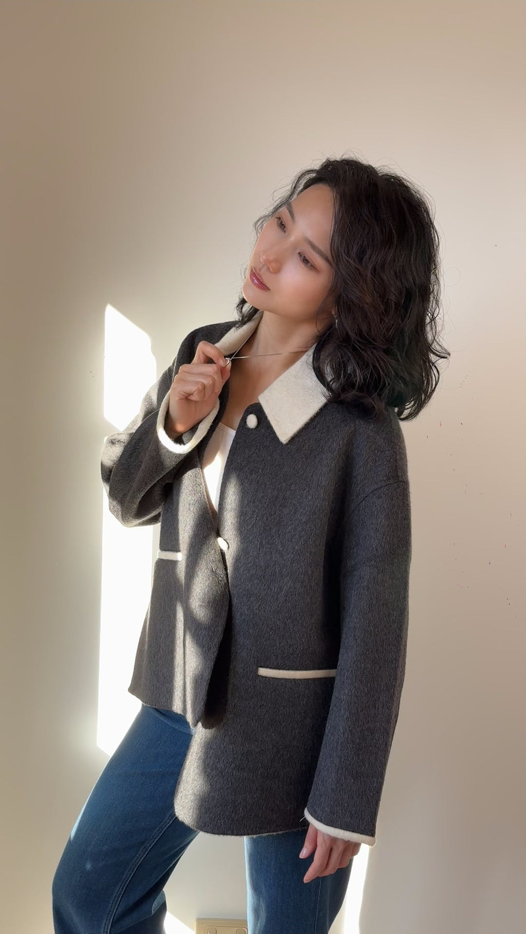 Relaxed Silhouette Mid length 100% Sheep wool coat - Two-Tone Small Point Collar