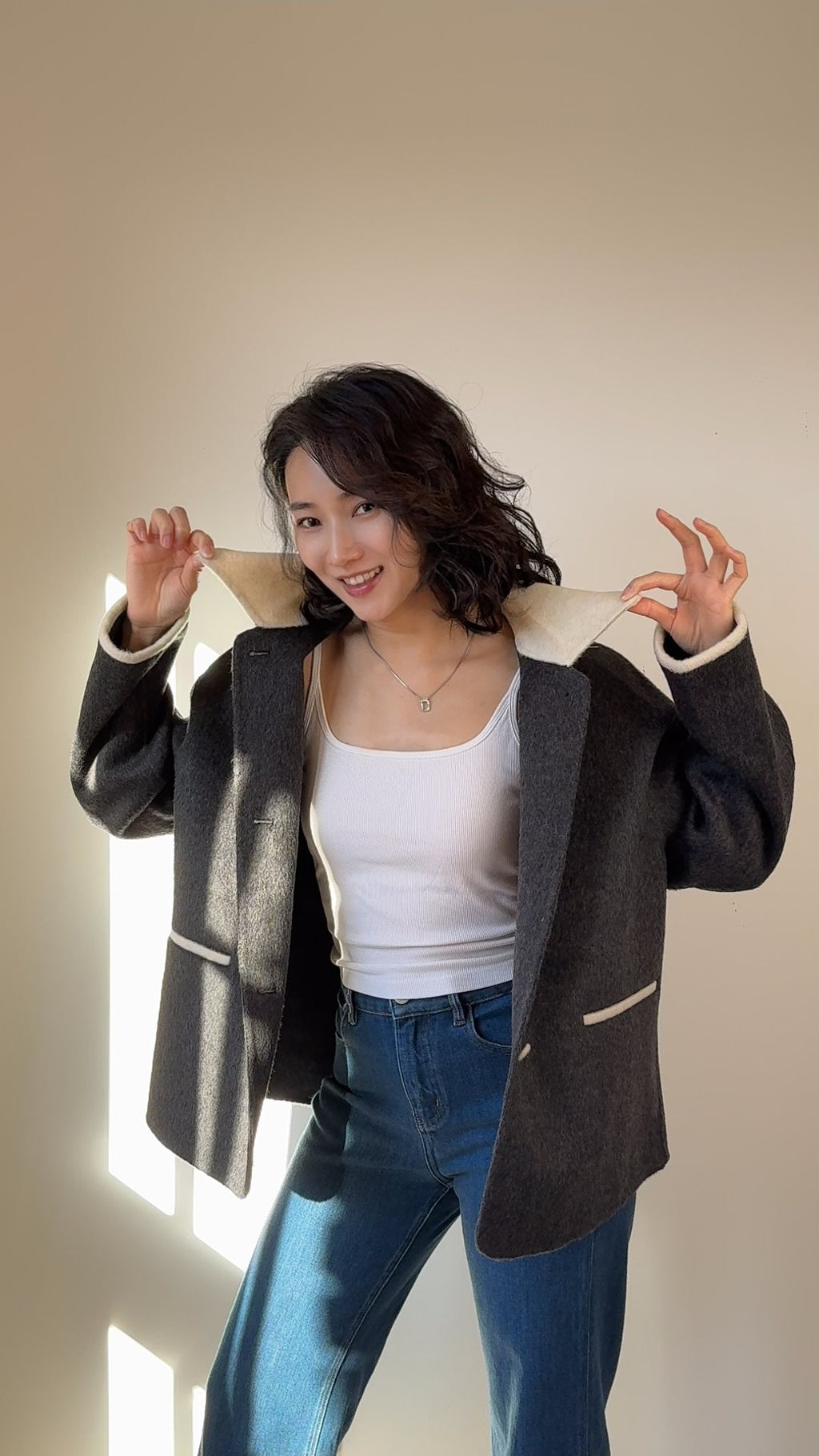 Relaxed Silhouette Mid length 100% Sheep wool coat - Two-Tone Small Point Collar