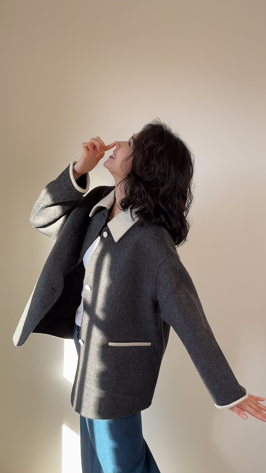 Relaxed Silhouette Mid length 100% Sheep wool coat - Two-Tone Small Point Collar