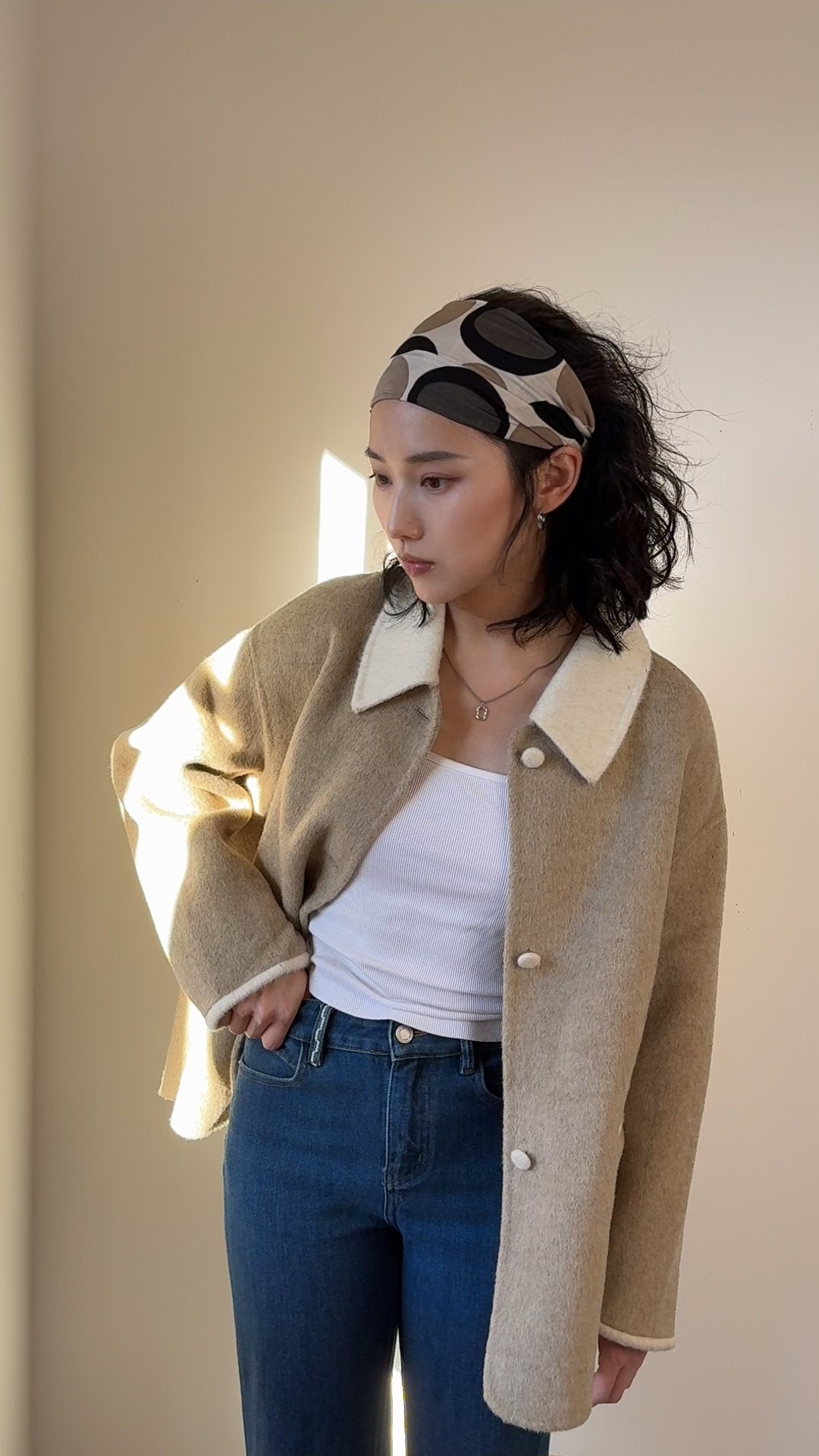 Relaxed Silhouette Mid length 100% Sheep wool coat - Two-Tone Small Point Collar
