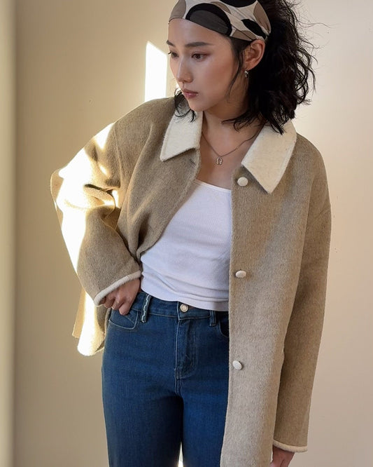 Relaxed Silhouette Mid length 100% Sheep wool coat - Two-Tone Small Point Collar