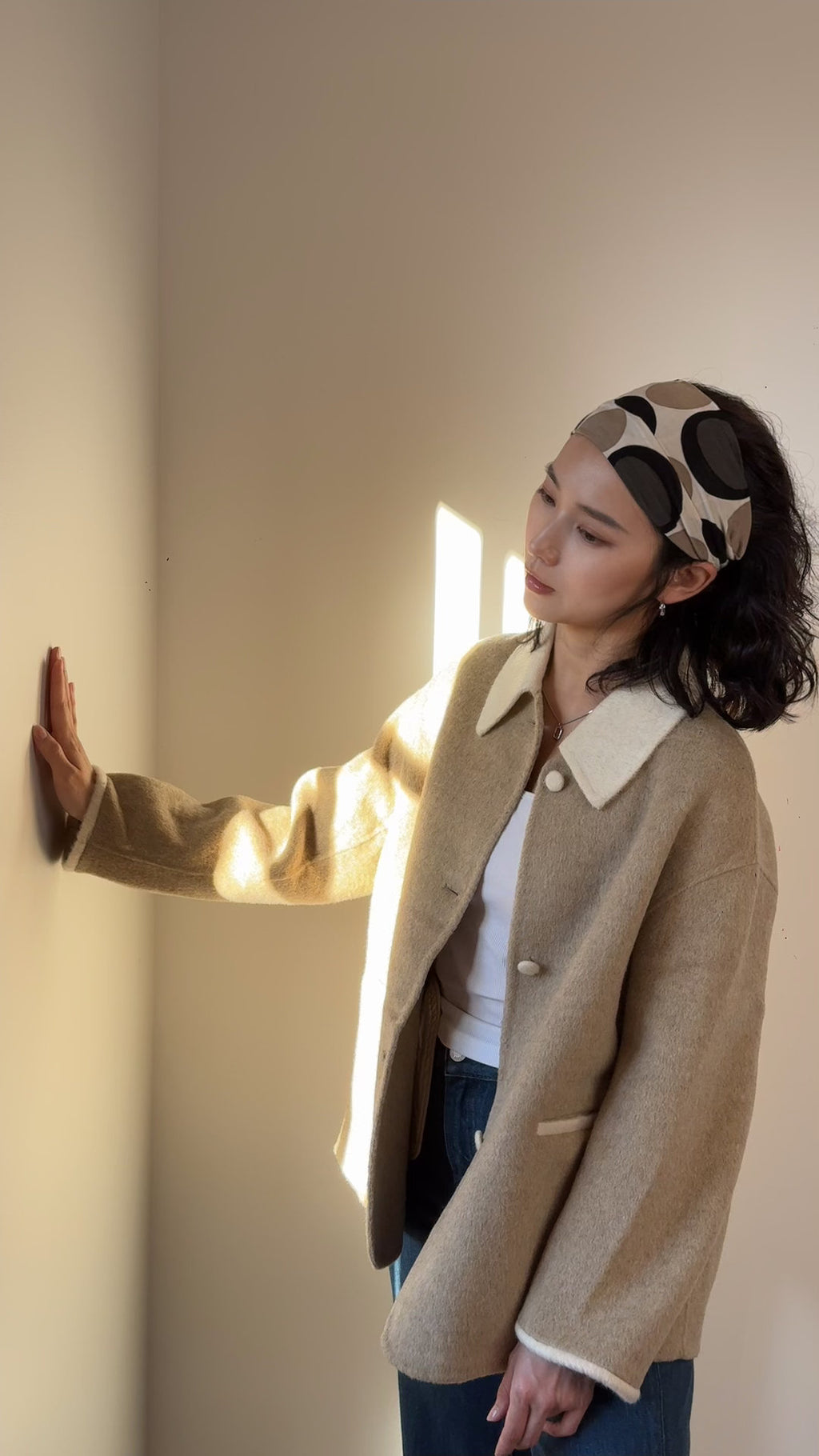 Relaxed Silhouette Mid length 100% Sheep wool coat - Two-Tone Small Point Collar