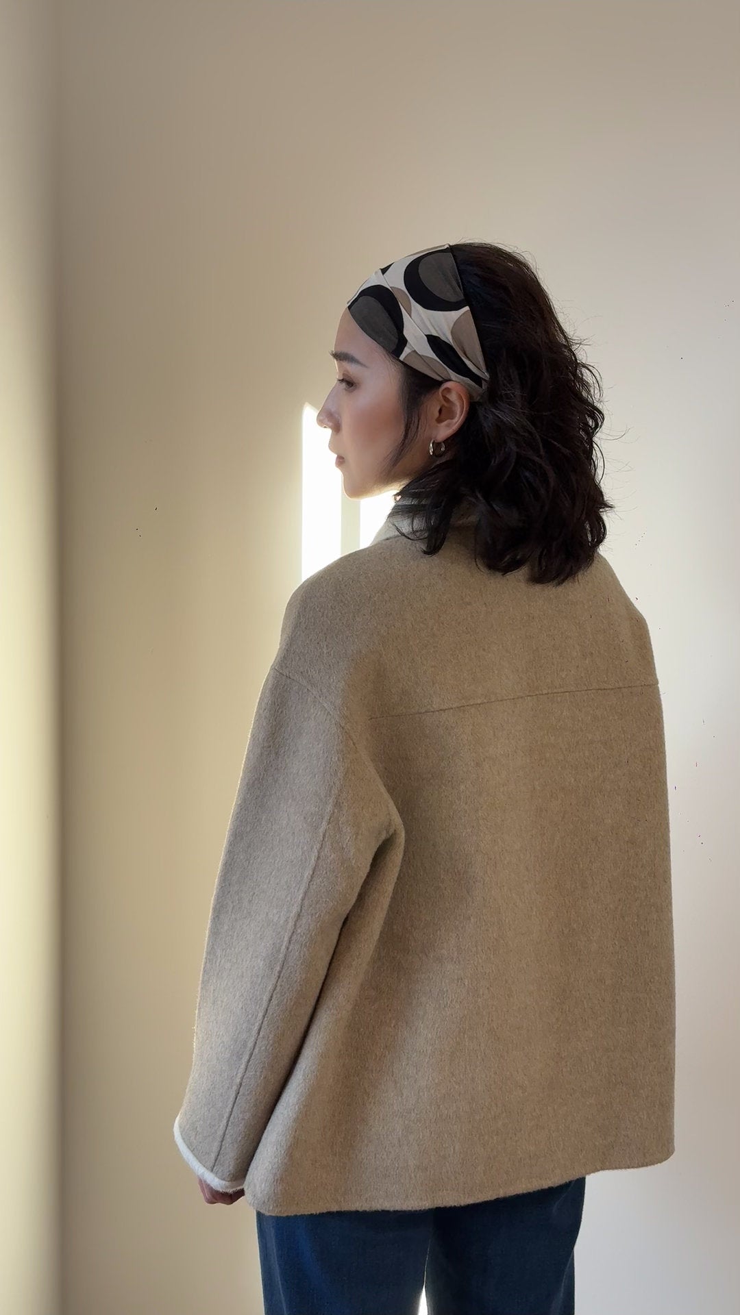 Relaxed Silhouette Mid length 100% Sheep wool coat - Two-Tone Small Point Collar