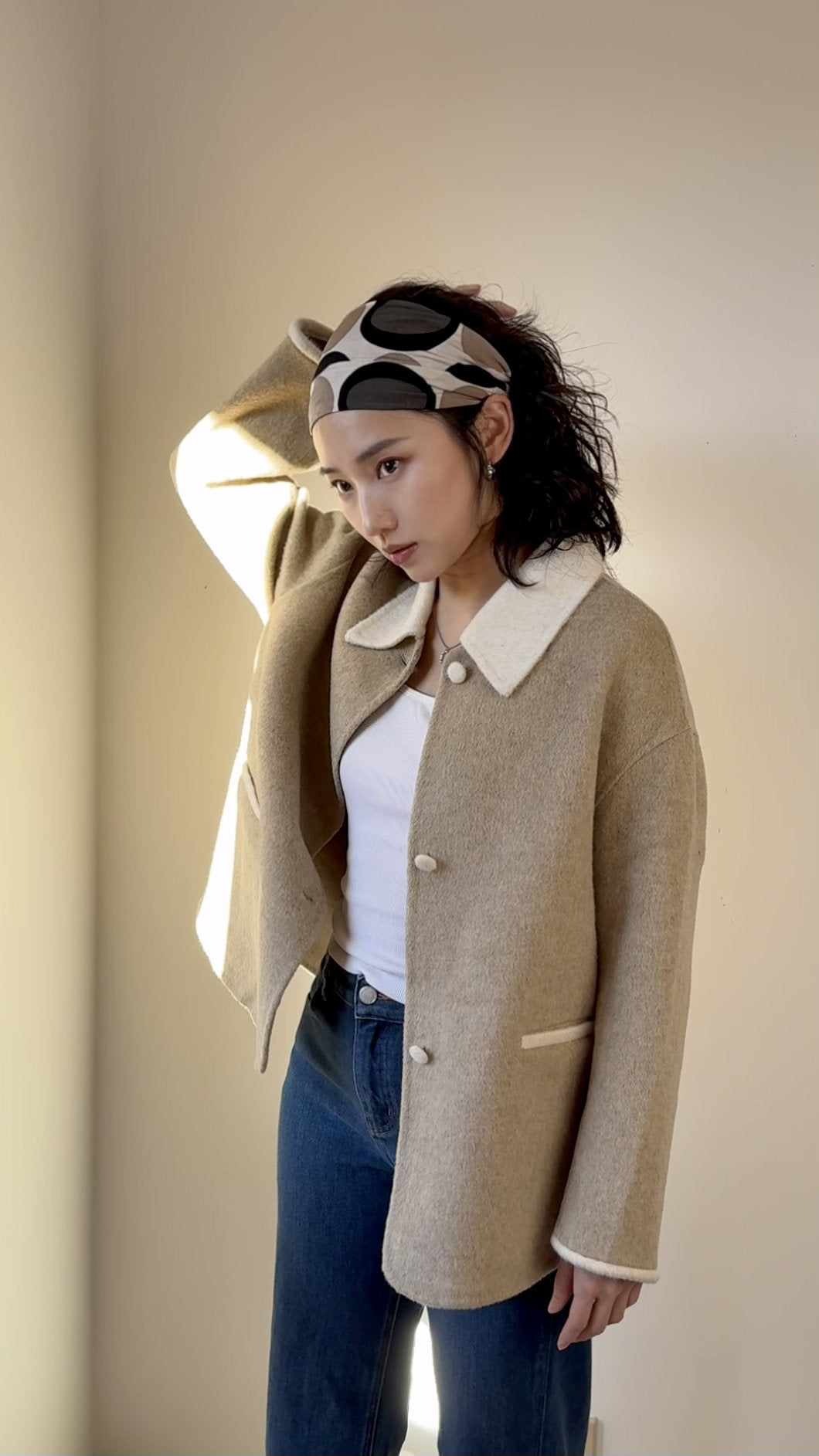 Relaxed Silhouette Mid length 100% Sheep wool coat - Two-Tone Small Point Collar