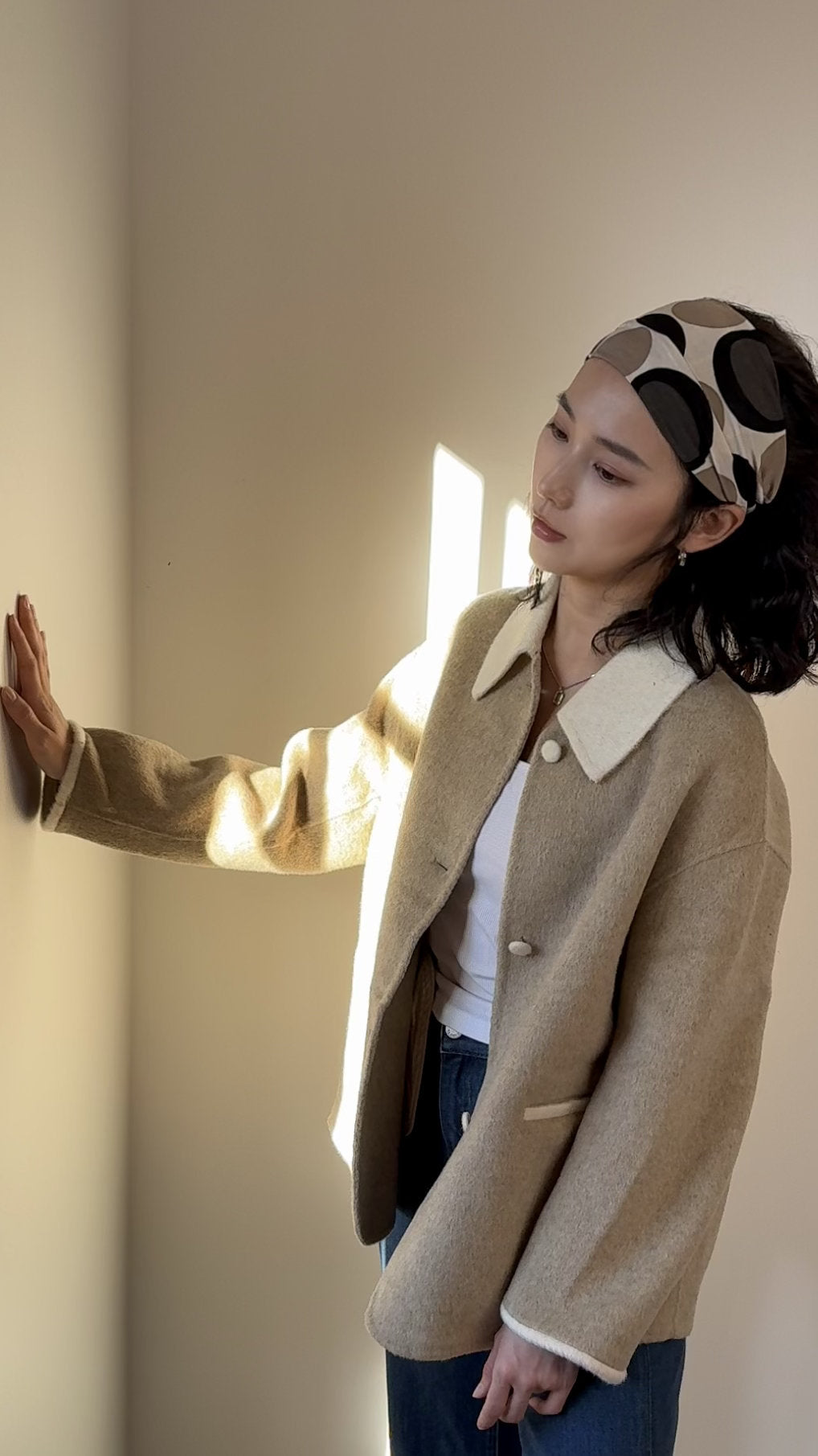 Relaxed Silhouette Mid length 100% Sheep wool coat - Two-Tone Small Point Collar